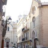 ...si erge a pochi passi dalla chiesa di San Domenico